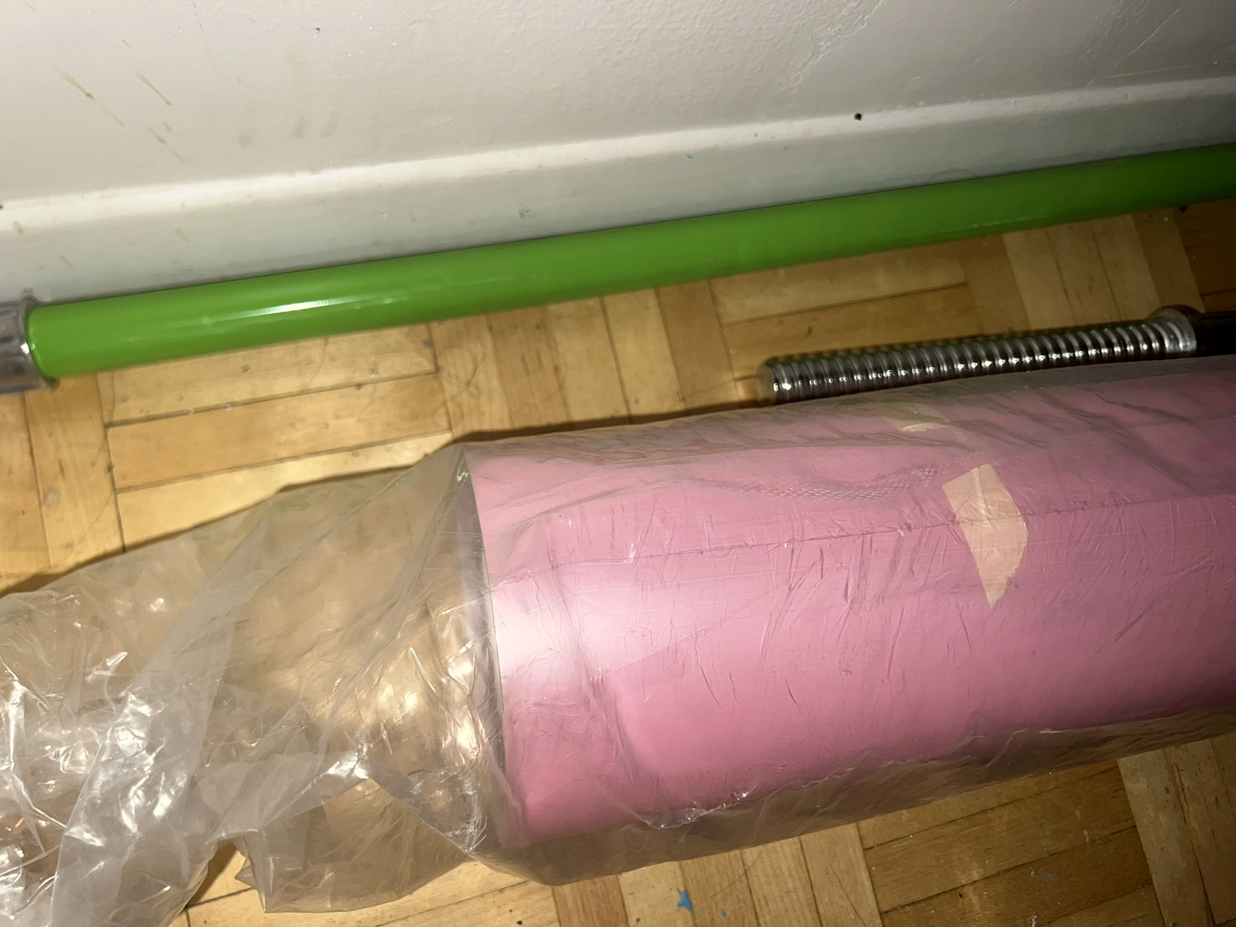 Gros plan de rouleaux de vinyle rose et vert