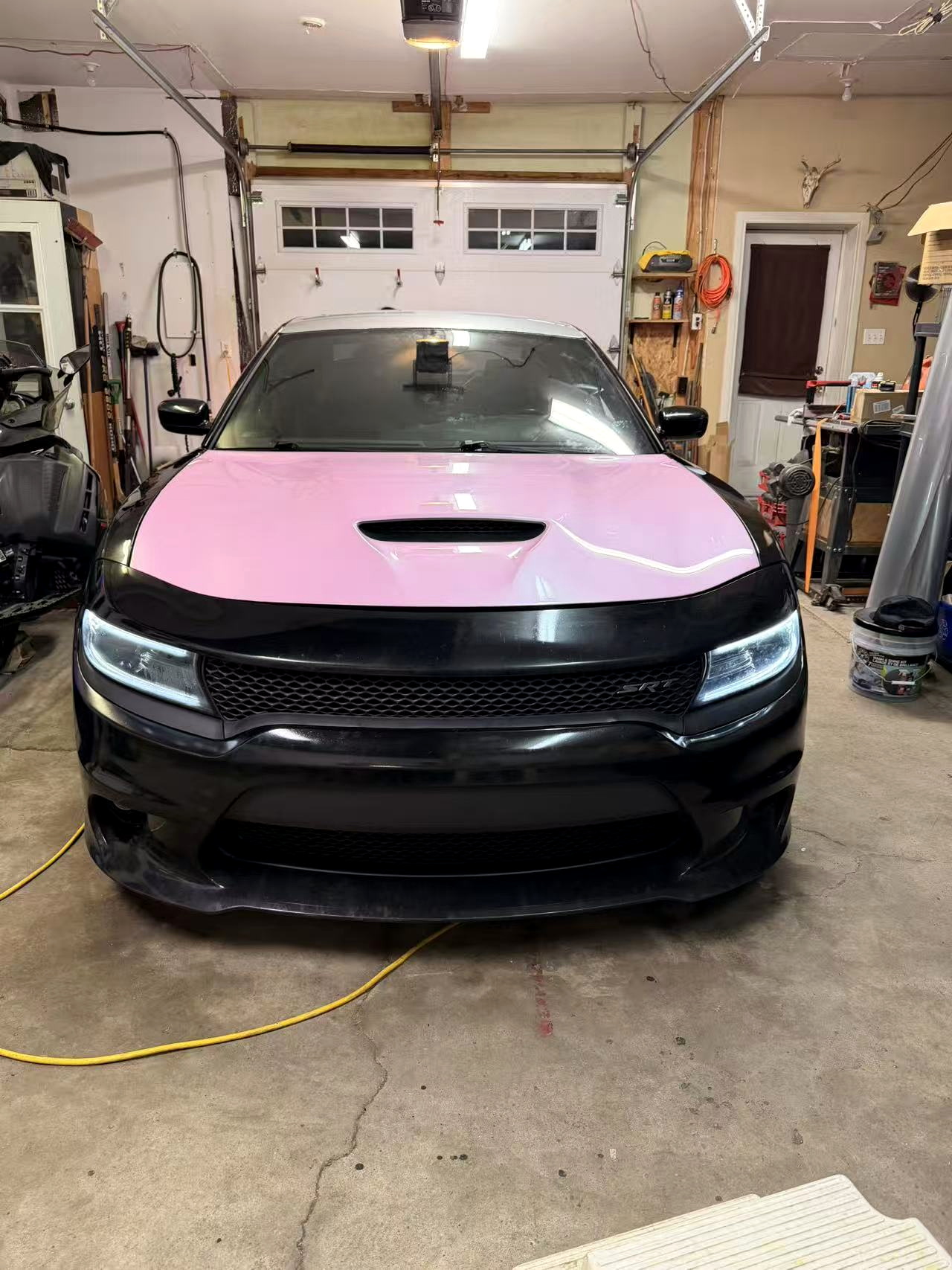 Auto noire d’un client avec capot recouvert de vinyle rose