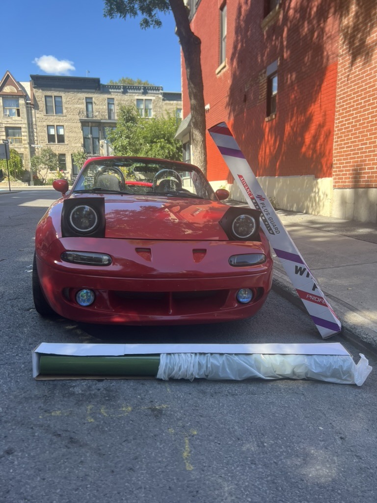 Mazda Miata rouge avec rouleaux de vinyle à Montréal